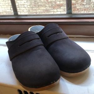 Navy Blue Sven Clogs